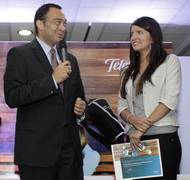 El vicepresidente de telecomunicaciones de Telefónica Venezuela, Doudglas Ochoa, entrega el premio mencion Periodismo Digital