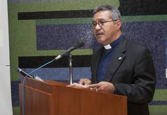Pbro. Raúl Herrera, Director del Centro para la Paz y los Derechos Humanos de la UCV y Directivos de Información y Comunicaciones reciben reconocimiento