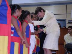 Rectora Cecilia García Arocha entrega reconocimiento a los miembros del Coro Infantil, el cual interpretó parte de su reperorio musical