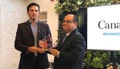 Juan C. Barreto entrega el premio al Dr. Alí Daniel