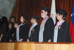 Las autoridades de la FHE encabezaron la imposición de medallas a los egresados de postgrado de la facultad